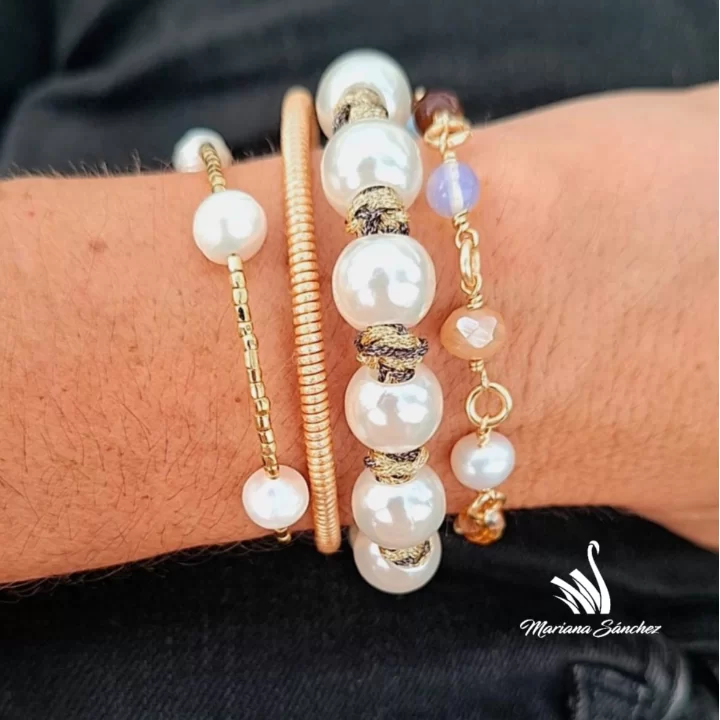 Set de brazaletes en tonos dorados y nude