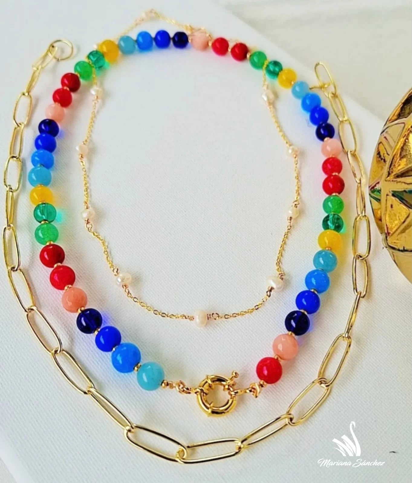 Collar de piedras multicolor y broche dorado
