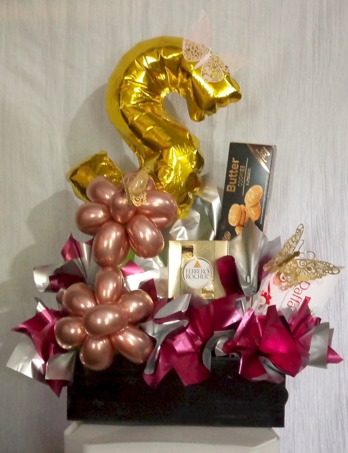 Arreglo.con globos y chocolates